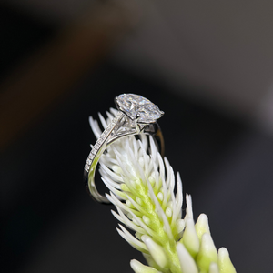 Bague de fiançailles en or 14 carats avec diamant ovale de 3,50 carats, taille D VVS2, cultivé en laboratoire, halo caché pavé, certifiée IGI - Product Image 2