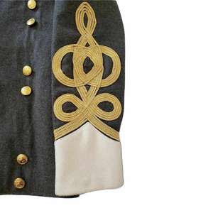 frac decorativo de estilo clásico, a menudo vendido como pieza de disfraz o uniforme teatral - Product Image 4