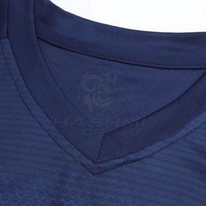 Ensemble d'uniformes de football personnalisés, tissu de haute qualité, respirant et léger, adapté aux entraînements des équipes - Product Image 3