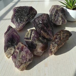 Pierres brutes d'améthyste naturelle en gros pour la fabrication de bijoux, la décoration de la maison, les cadeaux de Noël et du Nouvel An - Product Image 1