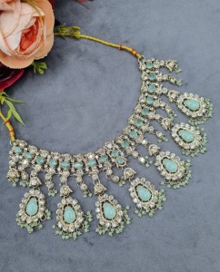 Parure de bijoux ethniques plaqués or antique avec collier, boucles d'oreilles et mangtika en pierre de cristal taille poire, pour occasions festives, vente en gros - Product Image 5