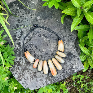 Collier ras du cou en perles de corne de buffle naturelles faites à la main, forme personnalisée, style ethnique, terreux et moderne - Product Image 5