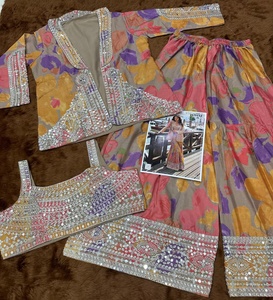 Conjunto de 3 piezas de ropa occidental de diseñador Sayuri Elnaaz: Choli, Palazzo y Shrug, de seda Chinon con estampado digital, bordado y lentejuelas con efecto espejo - Product Image 5