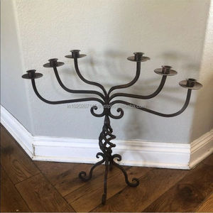Candelabro de hierro forjado a mano con estilo antiguo para complementar temas de decoración rústica tradicional o histórica - Product Image 5