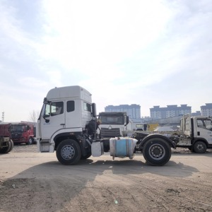 Camión Tractor Diésel 6x4 de Servicio Pesado para Logística de Alta Capacidad y Transporte de Mercancías - Product Image 1