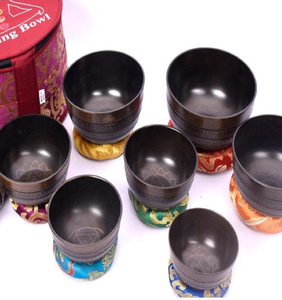 Juego de cuencos tibetanos de latón de los siete chakras con mazos de madera y tingsha, disponible a precios de mayorista. - Product Image 6