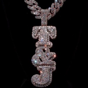 Colgante vertical de moissanita personalizado, plata 925, 15 mm de grosor, dije inicial de 3 letras, piedra de corte mixto, colgante estilo hip hop, venta al por mayor. - Product Image 1