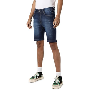 Shorts en jean déchirés bleu moyen pour homme, texture abîmée, coupe slim, denim flexible et durable - Product Image 3