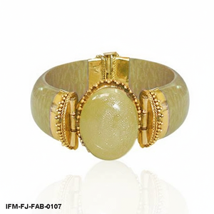 กำไลข้อมือแบบมีบานพับสีทองสไตล์วินเทจ ประดับด้วยหินคาโบชองรูปไข่สีเขียวอ่อน สไตล์โบฮีเมียนสำหรับผู้หญิง - Product Image 4