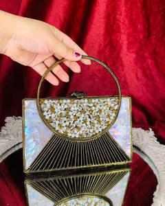 Pochette de soirée en résine de luxe pour mariages et fêtes, avec pochette tendance en résine et pierre, rose métallisé et couleur personnalisée - Product Image 3