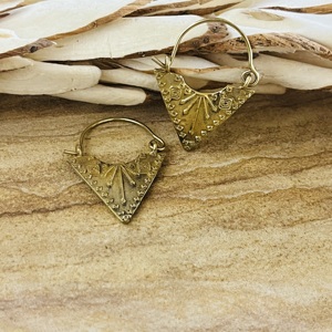 Pendientes Triangulares Boho de Moda, Joyería Tribal de Latón para Mujer, Acabado de Latón Antiguo, Patrón Geométrico para Venta al por Mayor/OEM/ODM - Product Image 2