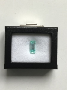 Piedra de esmeralda verde natural de 6.57 quilates con corte baguette para la elaboración de joyería fina. - Product Image 2