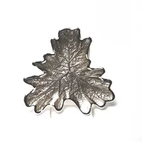 Plateau décoratif rustique en métal fait main, motif feuille de chêne, pour service alimentaire style ferme, idéal cuisine et salle à manger, sûr pour les mariages