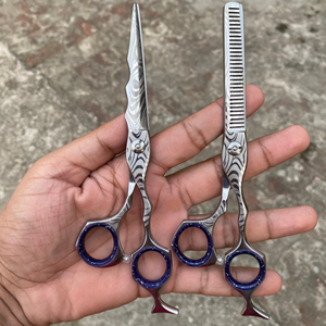 Ciseaux de coiffure professionnels légers à pointe affûtée en acier inoxydable 440C, modèle droit, pour droitiers, de la marque Damascus Designs - Product Image 3