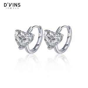 Pendientes de Diamantes Cultivados en Laboratorio con Forma de Corazón Personalizados de 18K de D'vins Jewels, Color Oro Sólido D Fancy Light - Product Image 1