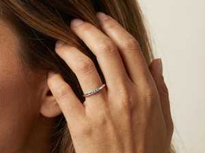 Proveedor mayorista en línea de anillos de plata de ley 925 con topacio azul natural, joyería minimalista Eternity Vermeil - Product Image 6