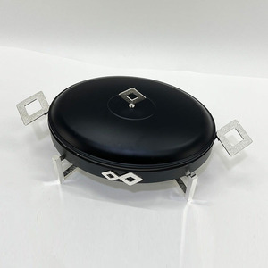 Plat à chafing élégant en argent et or avec poignées et support géométriques uniques pour la présentation de services de traiteur de luxe - Product Image 2