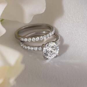 Ensemble de bagues de mariage en diamant de culture, solitaire taille brillant ronde, or blanc 14 carats, avec bande demi-éternité pavée, tendance actuelle - Product Image 2