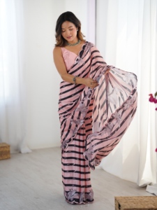 Sari Tradicional Kutchi con Bordado, Sari de Diseño en Chinnon, Sari Estampado en Chinnon, Sari Étnico con Trabajo Kutchi, Sari de Chinnon para Fiesta - Product Image 1