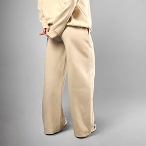 Pantalones de chándal de forro polar para mujer, color crema, de pierna ancha, cintura elástica, ajuste holgado, largo completo, casual, con logo bordado en la pierna derecha, al por mayor - Product Image 5