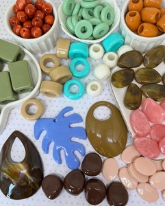 Assortiment de perles en résine acrylique colorées pour la fabrication de bijoux et les projets d'artisanat, formes et tailles variées, rouge, vert, bleu, blanc, jaune - Product Image 6