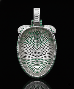 Pendentif Casque Ranger Vert Personnalisé Sertie de Pierres, Fabriqué à la Main en Or Blanc 14K avec Micro-Pavé d'Émeraudes Vertes et Blancs - Product Image 2