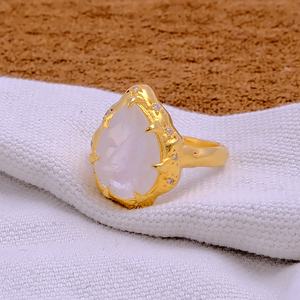 Bague statement en pierre de lune arc-en-ciel naturelle, forme goutte, artisanale, sertie à griffes plaquée or, texture unique, style bohème, luxe - Product Image 1