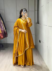 Haut Kurti en tissu Vichitra de créateur avec palazzo et dupatta en dentelle – Tenue de fête - Product Image 3