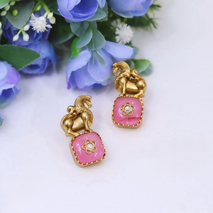 Pendientes elegantes de calidad premium con piedras chapadas en oro de lujo para mujeres y niñas, regalo para bodas, compromisos, fiestas y colecciones. - Product Image 4