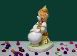 Estatua Artesanal de Resina con Polvo de Mármol de Laddu Gopal Krishna |   Figuras Hechas a Mano para Decoración de Mesa |   Decoración Espiritual y para el Hogar - Product Image 4
