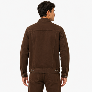 Veste en jean polyvalente pour homme, fabriquée avec un tissu résistant et un style classique, offrant un confortable effet superposé pour les tenues décontractées et les voyages. - Product Image 3