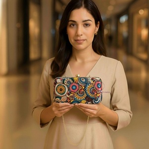 Pochette de soirée pour femme, brodée à la main, motif paon, avec chaîne amovible. - Product Image 1