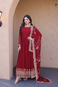 Vestido largo de lentejuelas y bordados de imitación con encaje de diseñador, manga larga, estilo tradicional para celebraciones de mujer. - Product Image 1