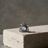 Anillo de cóctel bohemio vintage con piedra lunar, aleación de latón chapado en cobre antiguo, engaste de canal natural, hecho a mano, ligero
