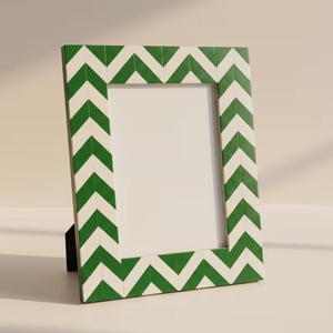 Cadre photo en résine solide fait main avec des bords lisses pour une décoration intérieure sécurisée - Product Image 3