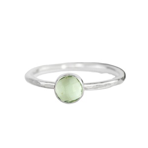 Anillo de Plata de Ley 925 con Gema de Amatista Verde Facetada Redonda Martillada para Mujer - Product Image 1