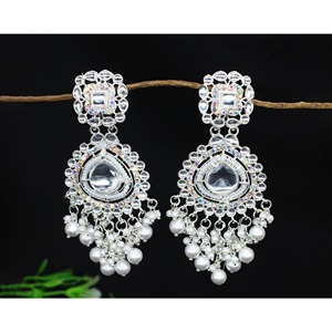 Vente en gros de boucles d'oreilles tendance Meenakari Kundan en plaqué or bijoux indiens de fête de mariage avec pompon pour fiançailles - Product Image 6