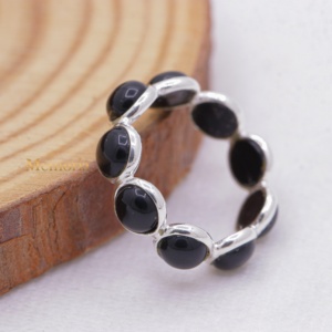 ขายส่งแหวนเงินแท้ 925 ประดับพลอยออนิกซ์สีดำทรงกลมแบบคาโบชอง รุ่น Eternity Band จาก Memoria Jewels - Product Image 5