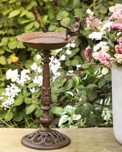 Bain d'oiseaux élégant en métal artisanal pour la décoration de jardin, créant un espace propice aux oiseaux avec une base robuste et un revêtement résistant à la rouille. - Product Image 6