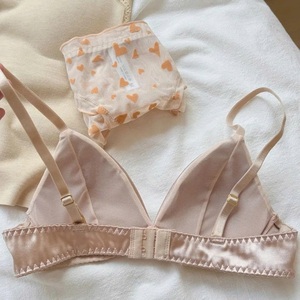Ensemble de soutien-gorge et string en dentelle brodée ultra-fin et respirant pour femmes - Product Image 2