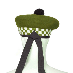 Gorra Glengarry Verde Oliva Personalizada OEM con Banda a Cuadros Blanca, Lazo de Pelo Negro y Cola de Cinta para Vestimenta Highland - Product Image 2
