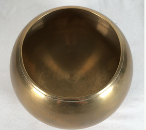 Maceta de latón antiguo con acabado dorado de primera calidad, perfectamente diseñada para un elegante estilo de jardín de temporada y para interiores. - Product Image 4