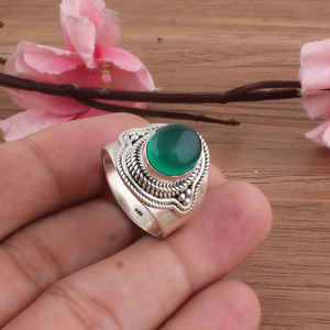 Anillo de Sello Turco Vintage de Plata de Ley 925 para Mujer, Hecho a Mano, con Ónix Verde, Gema Verde de Corte Brillante y Engaste en Bisel - Product Image 2