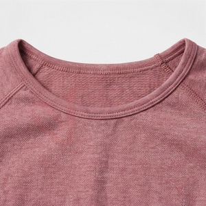 Ensemble 2 pièces pour femme : Crop top rose poudré à manches longues et leggings taille haute avec trous pour les pouces, idéal pour le yoga - Product Image 4