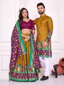 Colección Étnica de Chaniya Choli con Estampado de Lámina de Seda Patola de Diseñador Dola para Mujer - Product Image 1