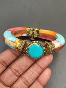 Brazaletes de latón hechos a mano con diseño moderno en relieve, diseño personalizado, accesorios para niñas de Universal Overseas en India. - Product Image 6