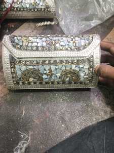 Bolso de mano de noche opulento con incrustaciones de nácar y cadena desmontable, diseño elegante con detalles de concha. - Product Image 1