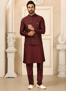 Ensemble Kurta et Pantalon en Soie Romaine Bordeaux pour Hommes avec Koti Brodé de Paillettes – Vente en Gros - Product Image 1