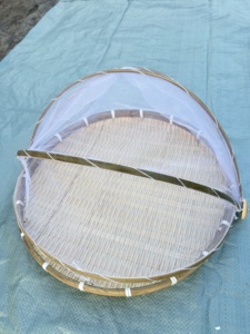 Plateaux de service alimentaire en bambou faits à la main avec couvercles en filet, lot de 3, pour pique-nique en extérieur et protection contre les insectes - Product Image 3