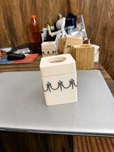 เตาเผาเครื่องหอมเซรามิกดีไซน์หรูหรา พร้อมตกแต่งด้วยโซ่เงิน ใช้ได้ทุกฤดู - Product Image 1